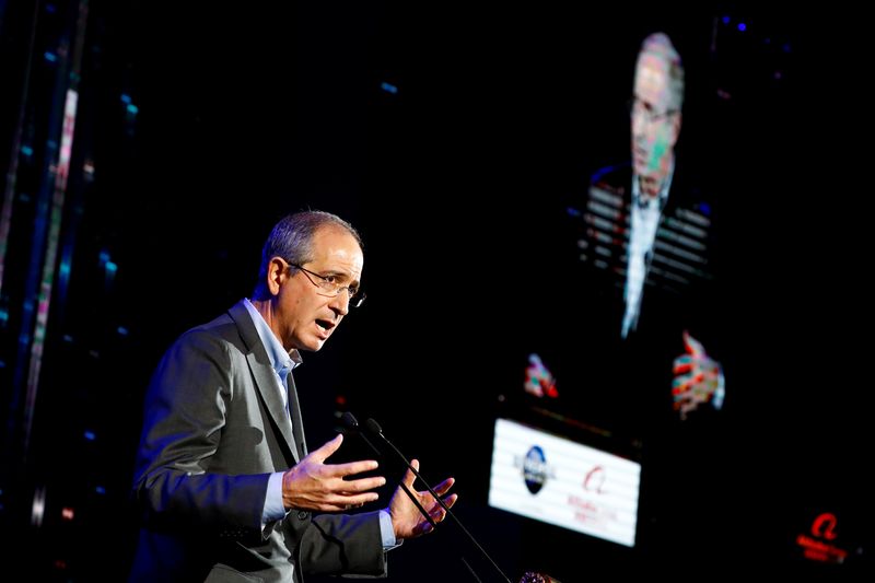 © Reuters. FILE PHOTO: Comcast Corporation Chairman and CEO Brian Roberts attends a ceremony marking the announcement of a strategic partnership between Alibaba Group and Universal Beijing Resort to pioneer a next-generation theme-park experience in Beijing, China October 17, 2019.  REUTERS/Thomas Peter 