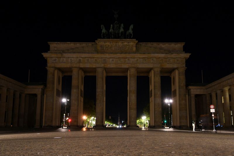 &copy; Reuters. A general view of the Brandenburg Gate in darkness during early morning in Berlin, Germany August 31, 2022. REUTERS/Annegret Hilse/File Photo