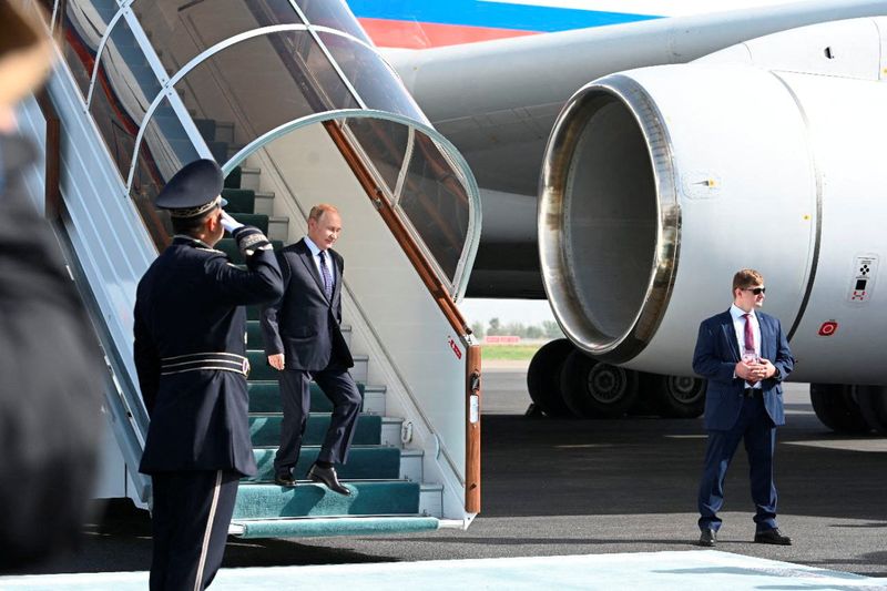 &copy; Reuters. Russian President Vladimir Putin disembarks from the plane as he arrives for the Shanghai Cooperation Organization (SCO) summit in Samarkand, Uzbekistan September 15, 2022. Foreign Ministry of Uzbekistan/Handout via REUTERS 