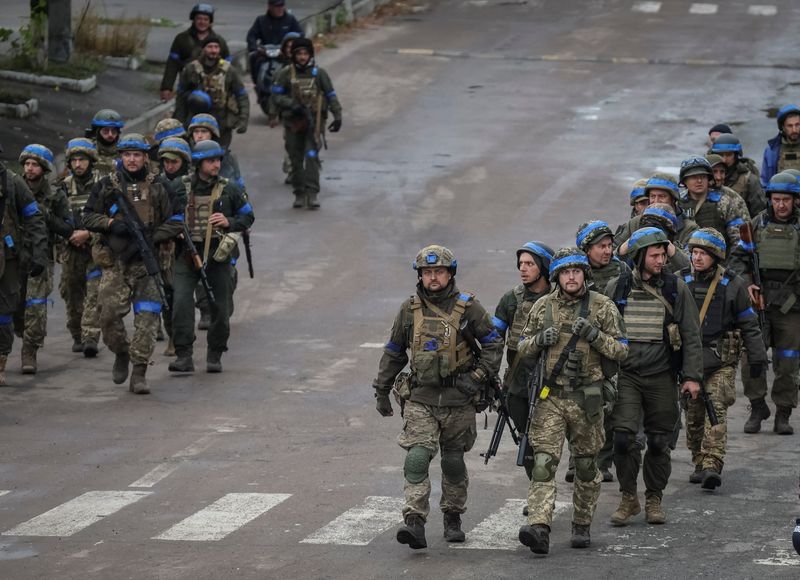 &copy; Reuters. جنود أوكرانيون يسيرون في منطقة خاركيف بأوكرانيا يوم الأربعاء. تصوير: جليب جارانيش - رويترز. 