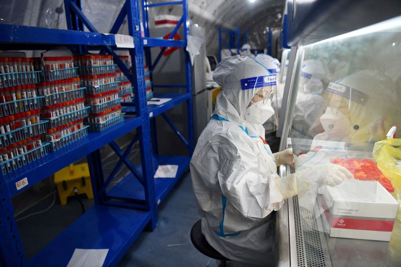 &copy; Reuters. Le personnel teste des échantillons à l'intérieur d'un laboratoire installé dans un centre sportif à Chengdu, en Chine. /Photo prise le 4 septembre 2022/REUTERS/cnsphoto