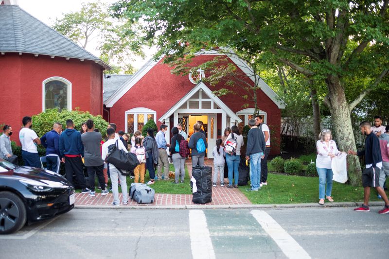 © Reuters. Venezuelan migrants stand outside St. Andrew's Church in Edgartown, Massachusetts, U.S. September 14, 2022. Ray Ewing/Vineyard Gazette/Handout via REUTERS 