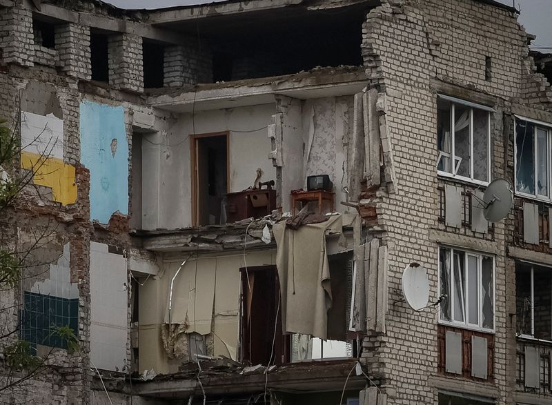 &copy; Reuters. Un edificio de apartamentos dañado, mientras continúa el ataque de Rusia a Ucrania, en la ciudad de Izium, recientemente liberada por las Fuerzas Armadas de Ucrania, en la región de Járkov, Ucrania. 14 de septiembre de 2022. REUTERS/Gleb Garanich