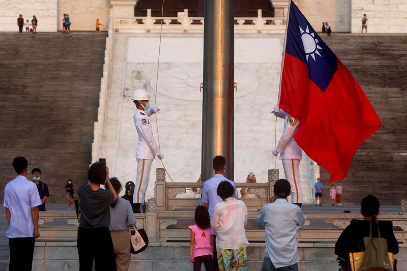 &copy; Reuters. FILE PHOTO: People gather to see the honour guard lowering the Taiwan flag during the sunset hours at Liberty Square in Taipei, Taiwan, July 28, 2022. REUTERS/Ann Wang/File Photo