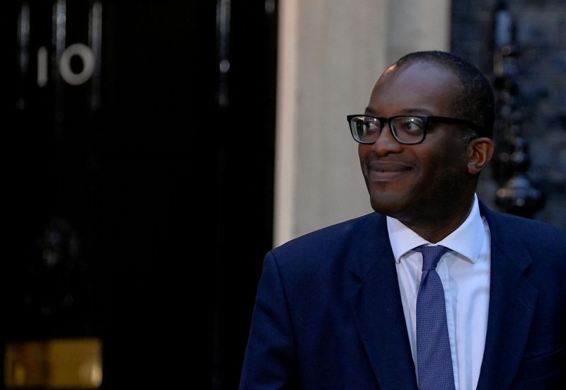 &copy; Reuters. FOTO DE ARCHIVO: El nuevo ministro de Hacienda británico, Kwasi Kwarteng, camina frente al número 10 de Downing Street, en Londres