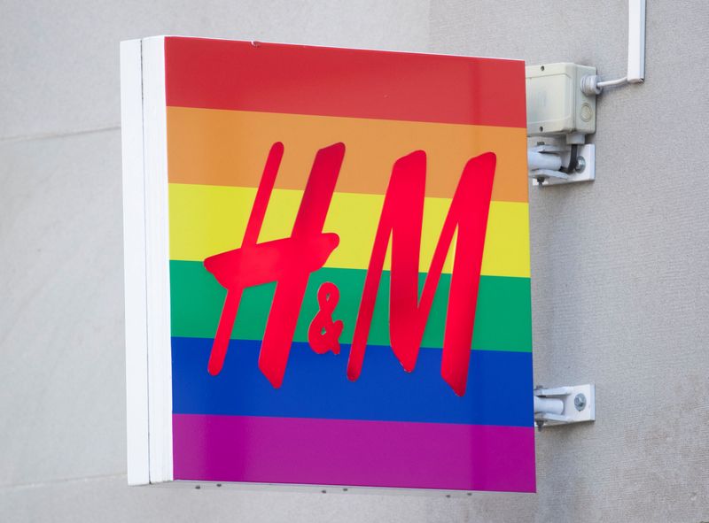 &copy; Reuters. FOTO DE ARCHIVO. Un logo de H&M con los colores del arcoíris en una tienda en Zúrich, Suiza. 8 de agosto de 2022. REUTERS/Arnd Wiegmann