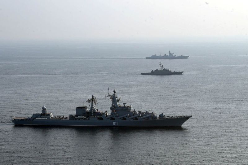 &copy; Reuters. FOTO DE ARCHIVO. Imagen referencial de buques de guerra asistiendo a un ejercicio naval conjunto de las armadas de Irán, China y Rusia en el norte del océano Índico. 19 de enero de 2022. Ejército iraní/WANA (West Asia News Agency) vía REUTERS