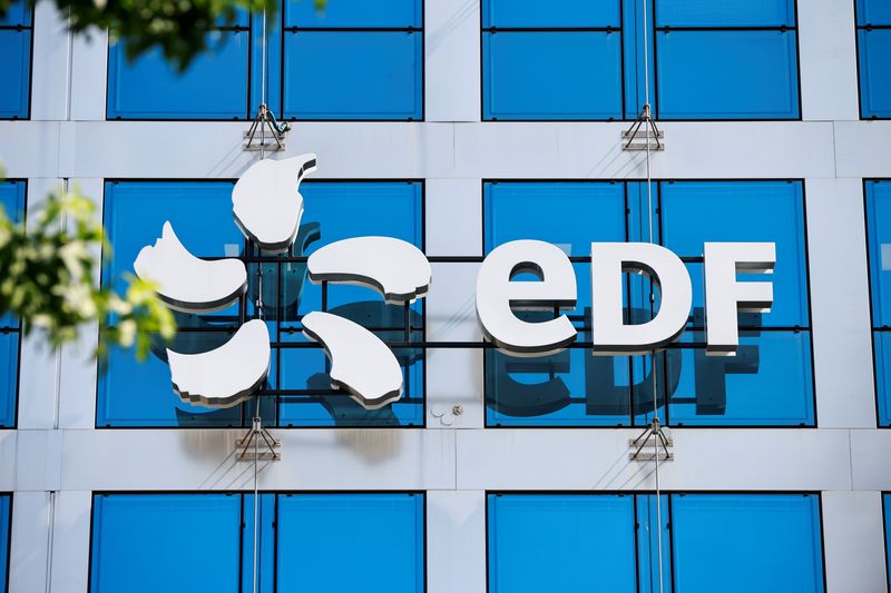 &copy; Reuters. Photo d'archives du logo d'Électricité de France (EDF) au siège de la société à Paris. /Photo prise le 22 juillet 2021/REUTERS/Sarah Meyssonnier