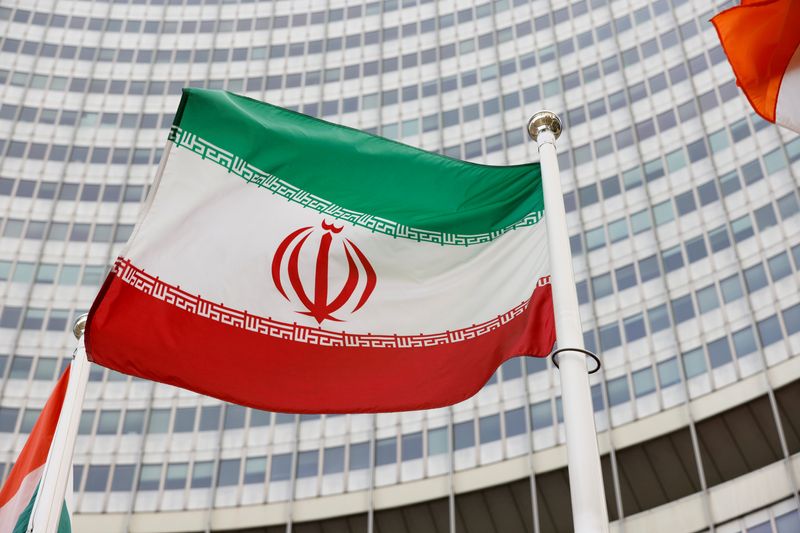 © Reuters. FILE PHOTO: The Iranian flag waves in front of the International Atomic Energy Agency (IAEA) headquarters in Vienna, Austria May 23, 2021. REUTERS/Leonhard Foeger/File Photo
