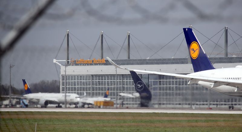 &copy; Reuters. The tail of a Lufthansa airplane is seen outside a Lufthansa Technik maintenance hangar at Munich international airport in Germany, April 18, 2019. REUTERS/Michael Dalder/File Photo