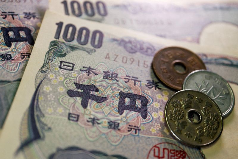 &copy; Reuters. Photo d'ilulstration des pièces de monnaie et des billets en yens japonais. /Image d'illustration diffusée le 16 juin 2022/REUTERS/Florence Lo