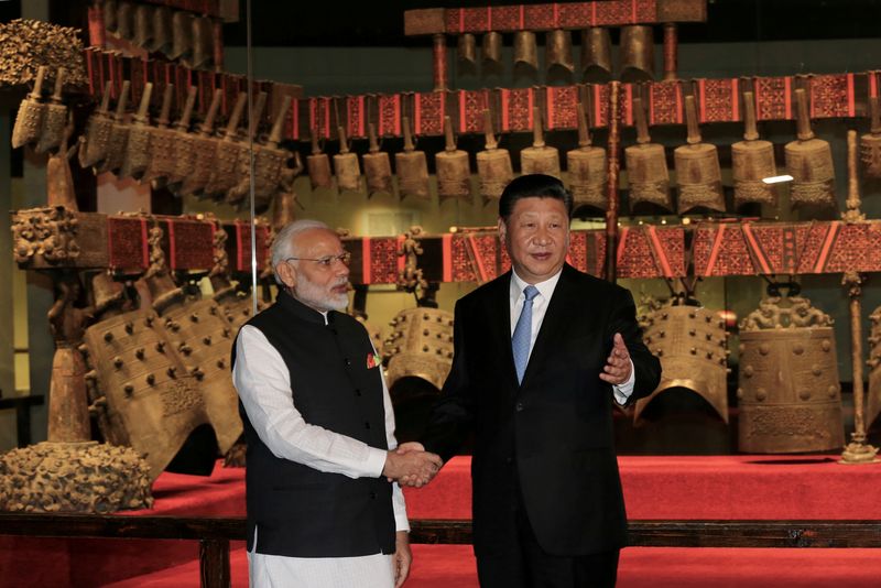&copy; Reuters. FOTO DE ARCHIVO. El presidente chino, Xi Jinping, y el primer ministro indio, Narendra Modi, se dan la mano mientras visitan el Museo Provincial de Hubei en Wuhan, provincia de Hubei, China. 27 de abril de 2018. China Daily vía REUTERS