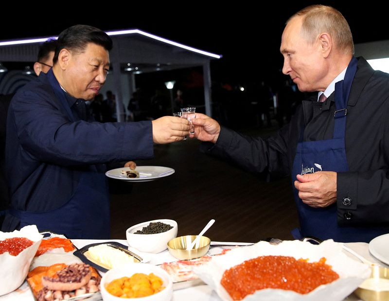 &copy; Reuters. FILE PHOTO: Russian President Vladimir Putin and Chinese President Xi Jinping toast during a visit to the Far East Street exhibition on the sidelines of the Eastern Economic Forum in Vladivostok, Russia September 11, 2018. Sergei Bobylev/TASS Host Photo A