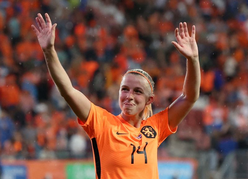 &copy; Reuters. لاعبة الوسط الهولندية جاكي جرونين تحتفل بعد فوز منتخب بلادها أمام أيسلندا في المباريات المؤهلة للدوري الأوروبي لكرة القدم في صورة بتاريخ ا