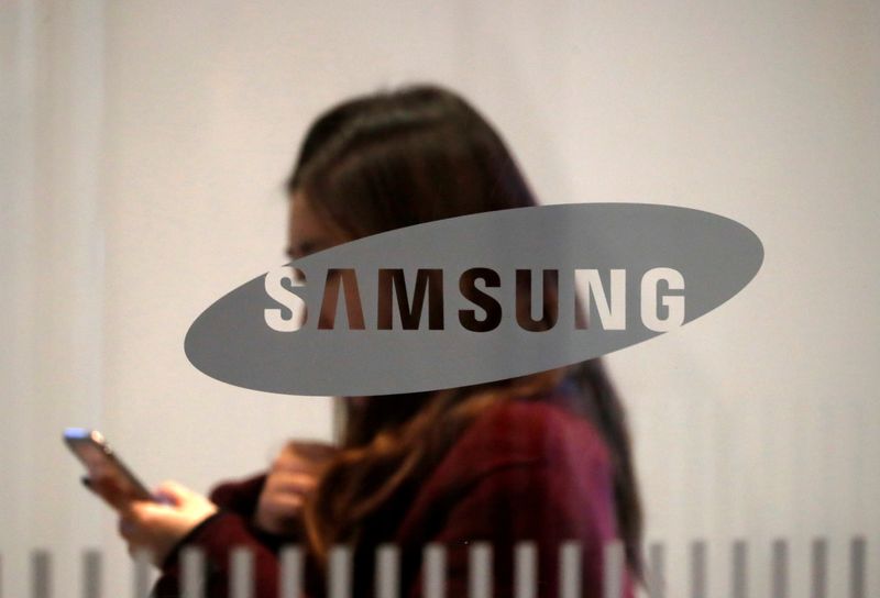 &copy; Reuters. Photo d'archives d'une femme passant devant le logo de Samsung Electronics dans ses bureaux à Séoul, en Corée du Sud. /Photo prise le 7 janvier 2019/REUTERS/Kim Hong-Ji
