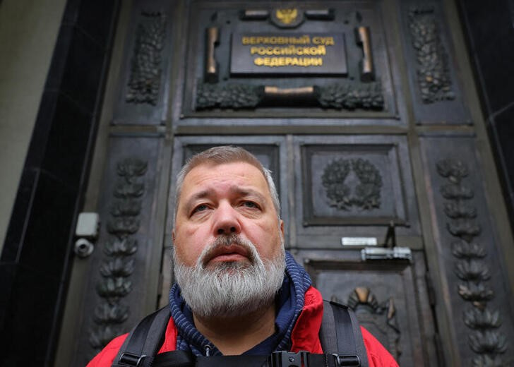 &copy; Reuters. El editor jefe del diario Novaya Gazeta, Dmitry Muratov, sale del edificio del Tribunal Supremo tras la audiencia en la que se canceló el registro del sitio web de su medio en Moscú, Rusia. 15 septiembre 2022. REUTERS/Evgenia Novozhenina