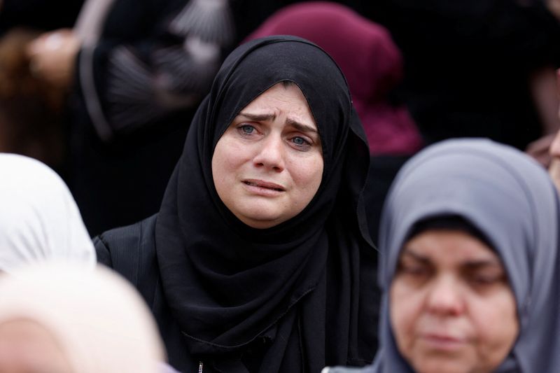 &copy; Reuters. امرأة تبكي خلال جنازة الفلسطيني عدي طراد الذي قتل برصاص القوات الإسرائيلية خلال اشتباكات في قرية كفردان بالقرب من جنين في الضفة الغربية يوم