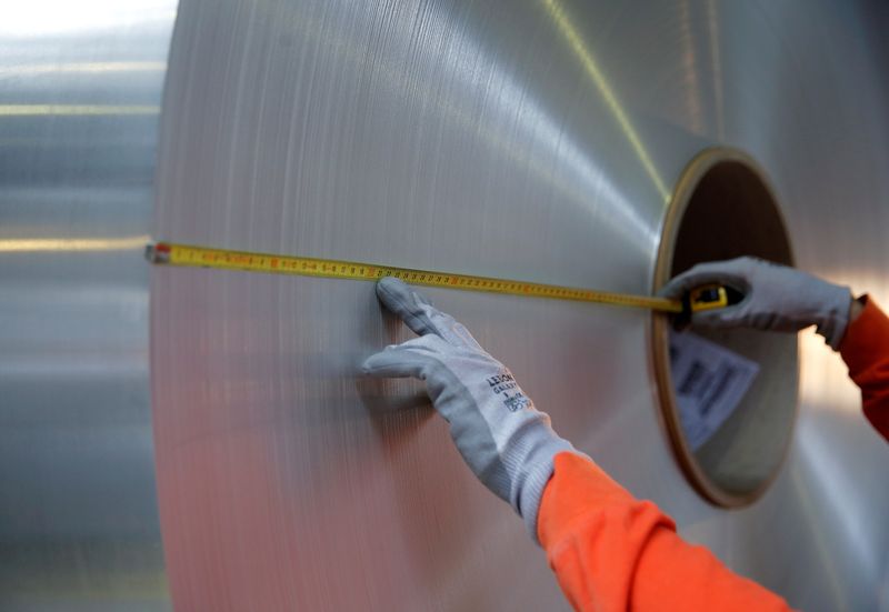 &copy; Reuters. FOTO DE ARCHIVO. Un trabajador mide el diámetro de una bobina de aluminio en la unidad de producción de la empresa de productos de aluminio Neuf-Brisach Constellium en Biesheim, al este de Francia. 9 de abril de 2018. REUTERS/Vincent Kessler