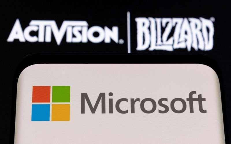 © Reuters. FILE PHOTO: Microsoft logo is seen on a smartphone placed on displayed Activision Blizzard logo in this illustration taken January 18, 2022. REUTERS/Dado Ruvic/Illustration