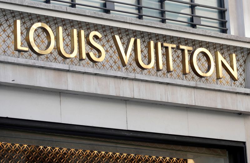 &copy; Reuters. Photo d'archives du logo de Louis Vuitton, marque appartenant à LVMH, sur le mur d'un magasin à Paris. /Photo prise le 18 septembre 2020/REUTERS/Charles Platiau