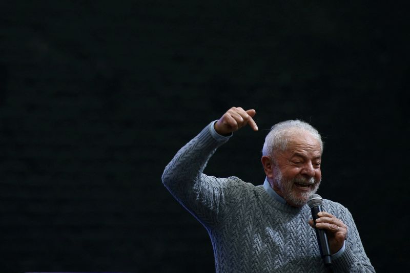 &copy; Reuters. Imagen de archivo del expresidente de Brasil y actual candidato presidencial Luiz Inácio Lula da Silva hablando durante un seminario de cooperativas de alimentos mientras hace campaña para las elecciones nacionales, en Sao Paulo, Brasil. 14 de septiembr