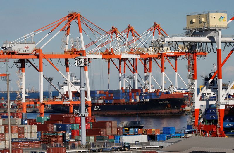&copy; Reuters. Containers são transportados em porto industrial de Yokohama, no Japão
16/01/2017 REUTERS/Kim Kyung-Hoon