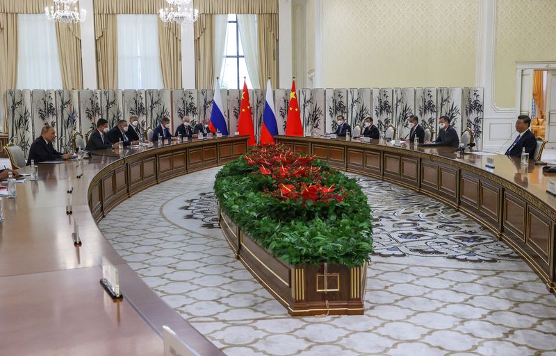 &copy; Reuters. الرئيسان الروسي بوتين والصيني شي يجتمعان على هامش قمة منظمة شنغهاي للتعاون في أوزبكستان يوم الخميس. هذه الصورة حصلت عليها رويترز من سبوتنك.