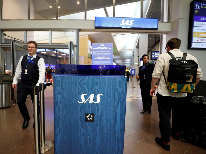 &copy; Reuters. FILE PHOTO: The SAS logo is seen at the Arlanda Airport, as pilots from the Scandinavian airline go on strike, at the Arlanda Airport, near Stockholm, Sweden July 4, 2022. TT News Agency/Ali Lorestani via REUTERS 