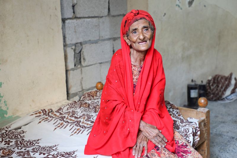 &copy; Reuters. كلثوم محمد سعيد، التي تبلغ من العمر 80 عاما، تتحدث مع رويترز في منزلها عن زيارة الملكة إليزابيث إلى عدن عام 1954 في عدن باليمن يوم 11 سبتمبر أيلو