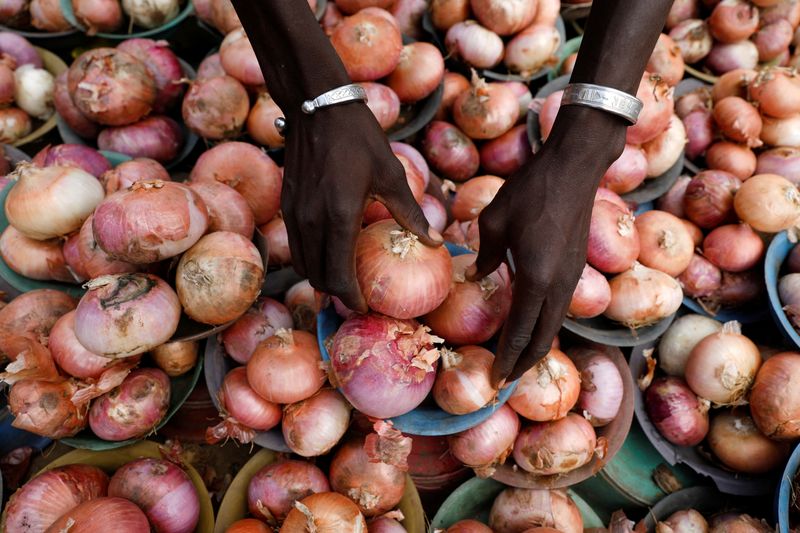 &copy; Reuters. FILE PHOTO: A vendor arranges onions for sale at Mile 12 International Market in Lagos, Nigeria May 13, 2022. REUTERS/Temilade Adelaja