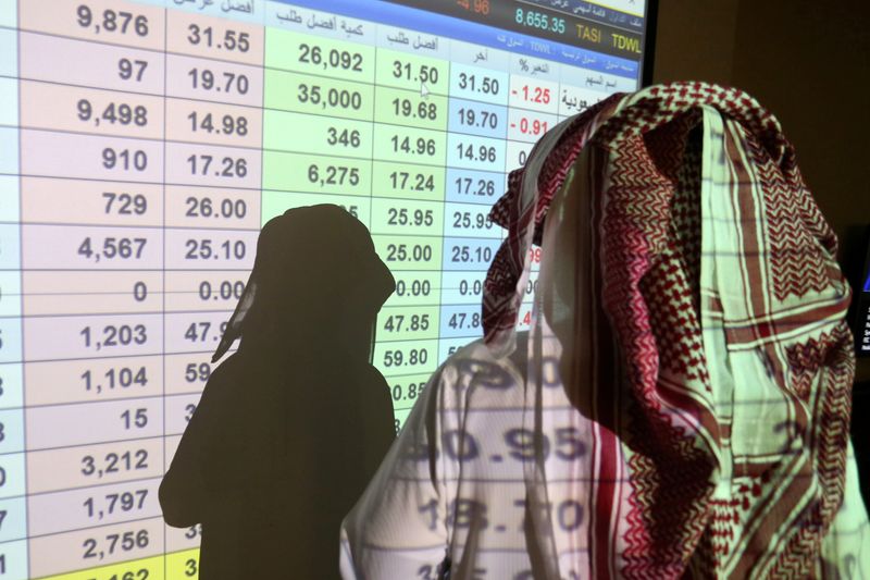 &copy; Reuters. متعامل يراقب اسعار الأسهم في البورصة السعودية في الرياض في صورة من أرشيف رويترز.