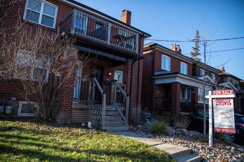 &copy; Reuters. FILE PHOTO: A for sale sign is displayed outside a home in Toronto, Ontario in Toronto, Ontario, Canada December 13, 2021. REUTERS/Carlos Osorio