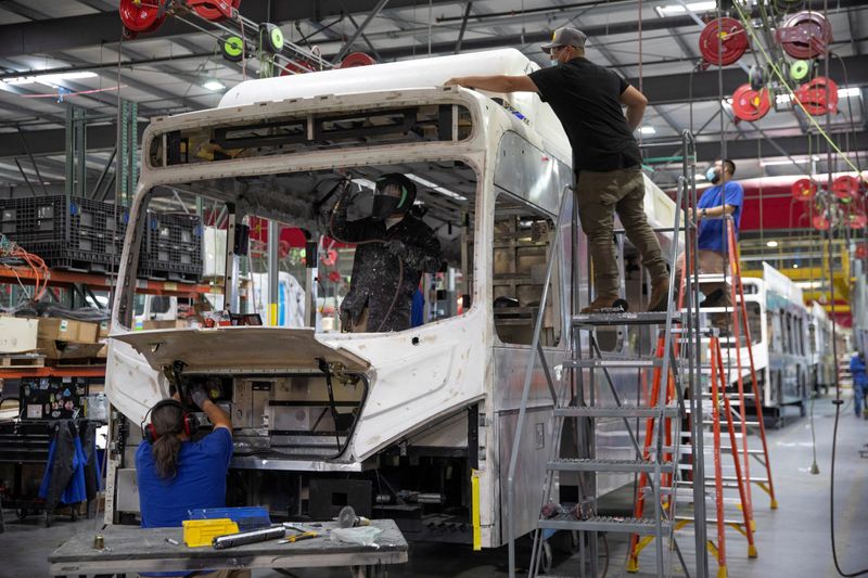 &copy; Reuters. FILE PHOTO: Workers build electric buses at the BYD electric bus factory in Lancaster, California, U.S., July 1, 2021.   REUTERS/Mike Blake