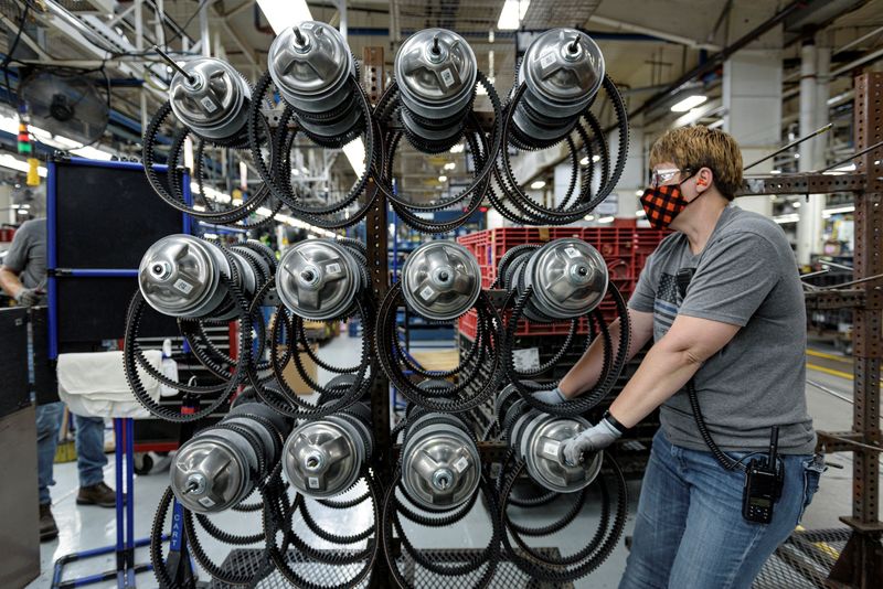 &copy; Reuters. Un ouvrier travaille dans une usine de fabrication et d'assemblage de VTT Polaris à Roseau, Minnesota, États-Unis. /Photo prise le 7 juin 2021/REUTERS/Dan Koeck
