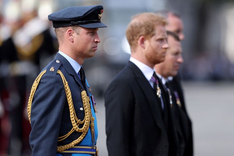 © Reuters. LONDON, ENGLAND - SEPTEMBER 14: Prince William, Prince of Wales and Prince Harry, Duke of Sussex walk behind the coffin during the procession for the Lying-in State of Queen Elizabeth II on September 14, 2022 in London, England.   Richard Heathcote/Pool via REUTERS