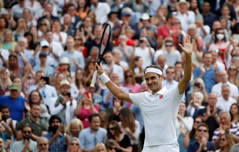 &copy; Reuters. Imagen de archivo del tenista suizo Roger Federer celebrando luego de ganar su partido contra el francés Richard Gasquet por la segunda ronda del torneo de Wimbledon en el All England Lawn Tennis and Croquet Club de Londres, Reino Unido. 1 de julio, 2021