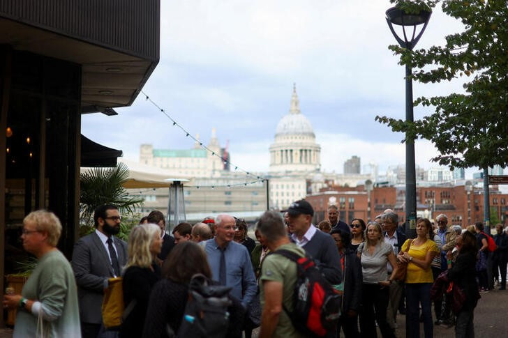 &copy; Reuters. Foto del jueves de un grupo de personas en una fila esperando para rendir honores a la reina Isabel en Londres 
 Sep 15, 2022.  REUTERS/Hannah McKay