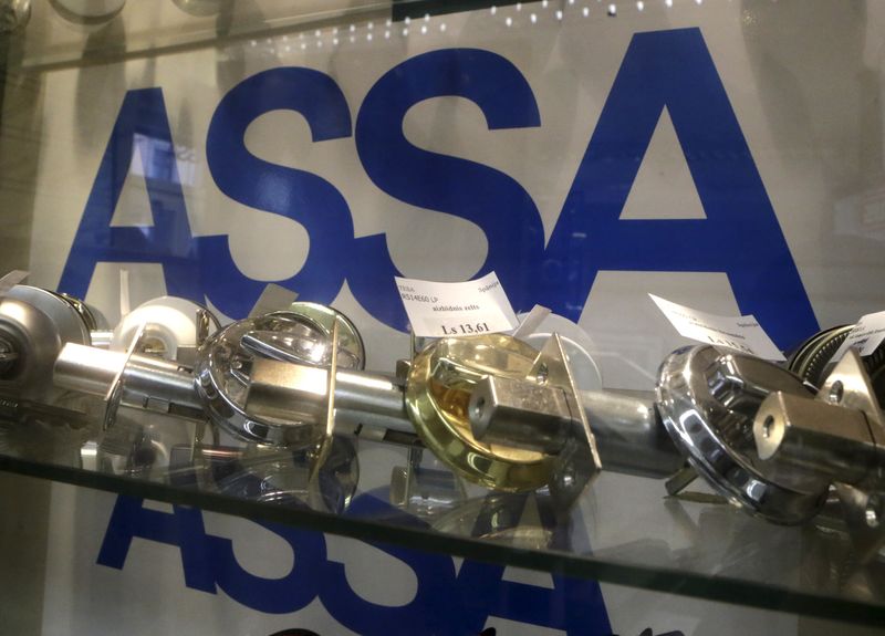&copy; Reuters. FILE PHOTO: Assa Abloy locks are displayed in a shop in Riga, Latvia September 19, 2013. REUTERS/Ints Kalnins