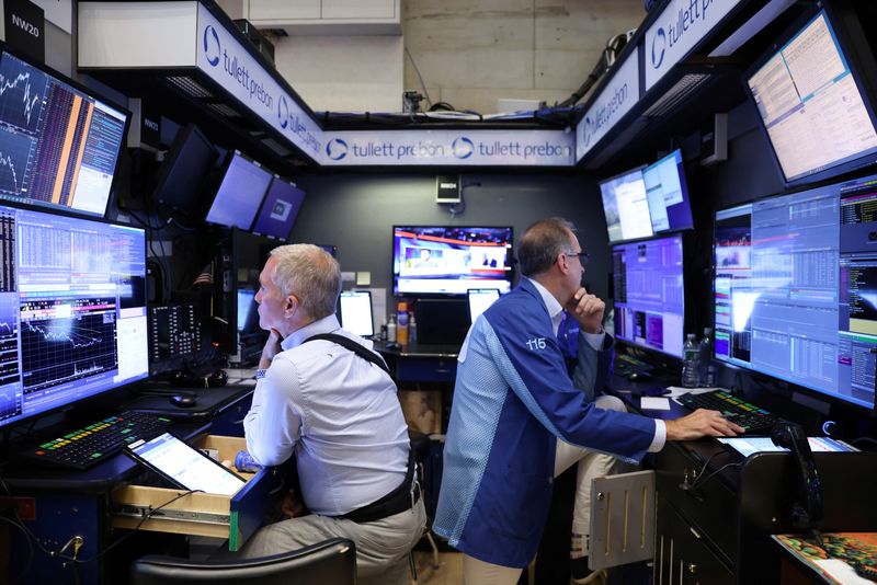 © Reuters. Traders work on the trading floor at the New York Stock Exchange (NYSE) in Manhattan, New York City, U.S., September 13, 2022. REUTERS/Andrew Kelly