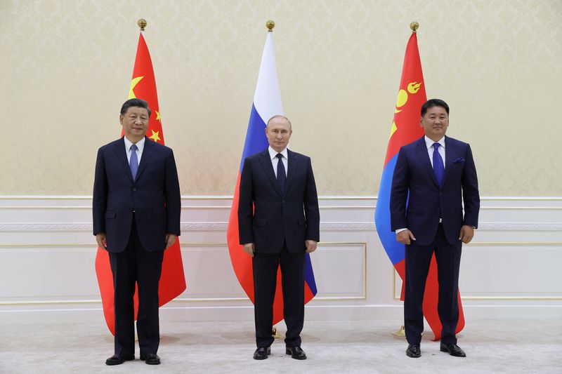 © Reuters. Chinese President Xi Jinping, Russian President Vladimir Putin and Mongolian President Ukhnaa Khurelsukh pose for a picture during a meeting on the sidelines of the Shanghai Cooperation Organization (SCO) summit in Samarkand, Uzbekistan September 15, 2022. Sputnik/Alexandr Demyanchuk/Pool via REUTERS 
