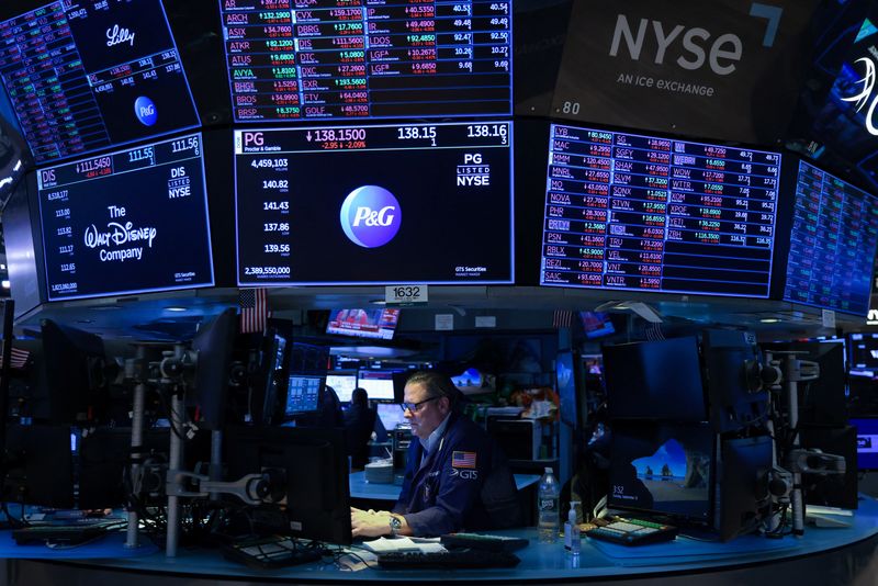 &copy; Reuters. FOTO DE ARCHIVO: Un operador trabaja en el piso de la Bolsa de Valores de Nueva York (NYSE) en Manhattan, Nueva York, EEUU