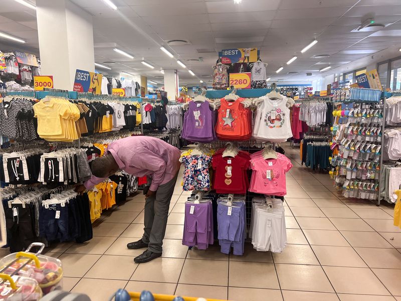 © Reuters. A man checks kids clothes in a mall in Abuja, Nigeria, September 15, 2022. REUTERS/Afolabi Sotunde