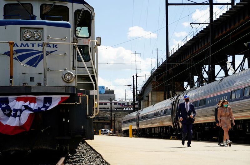 &copy; Reuters. 全米鉄道旅客公社（アムトラック）は、１６日から通常運行を再開すると発表した。昨年４月、フィラデルフィアで撮影（２０２２年　ロイター/Erin Scott/File Photo）