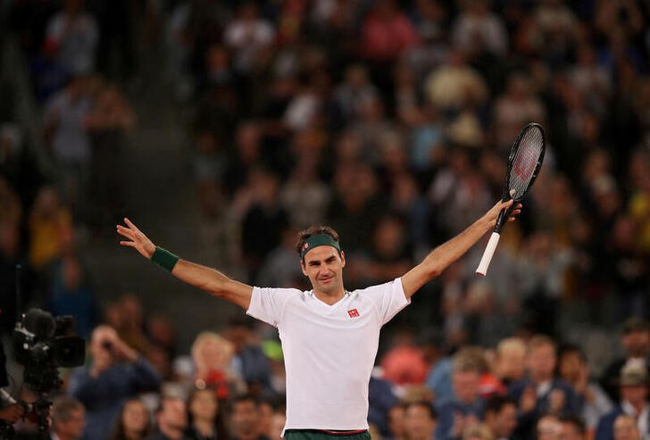 &copy; Reuters. IMAGEN DE ARCHIVO. El suizo Roger Federer celebra después de ganar un partido de exhibición contra el español Rafael Nadal, en el Estadio de Ciudad del Cabo, en Ciudad del Cabo, Sudáfrica. Febrero 7, 2020 . REUTERS/Mike Hutchings