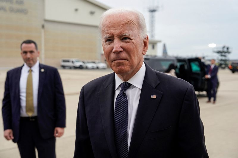 © Reuters. FILE PHOTO - U.S. President Joe Biden speaks to media before boarding Air Force One as he departs for Washington from New Castle, Delaware, U.S., September 11, 2022.      REUTERS/Joshua Roberts