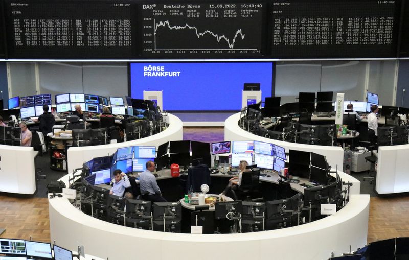 &copy; Reuters. شاشات تعرض بيانات من بورصة فرانكفورت بألمانيا يوم الخميس. تصوير رويترز. 