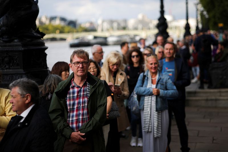 © Reuters. People stand in a queue to pay respect to Britain's Queen Elizabeth, following her death, in London, Britain September 15, 2022. REUTERS/Carlos Barria