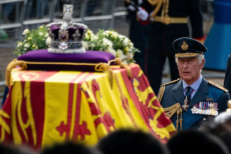 &copy; Reuters. الملك تشارلز أمام نعش والدته الملكة إليزابيث الثانية في لندن يوم الاربعاء. صورة من ممثل لوكالات الأنباء. 