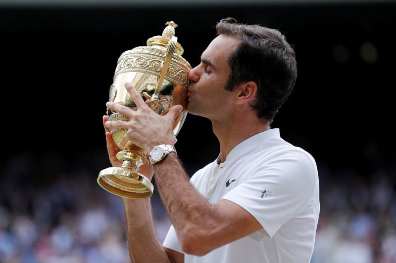 &copy; Reuters. O suíço Roger Federer comemora a conquista do Torneio de Wimbledon de 2017. REUTERS/Andrew Couldridge/Arquivo