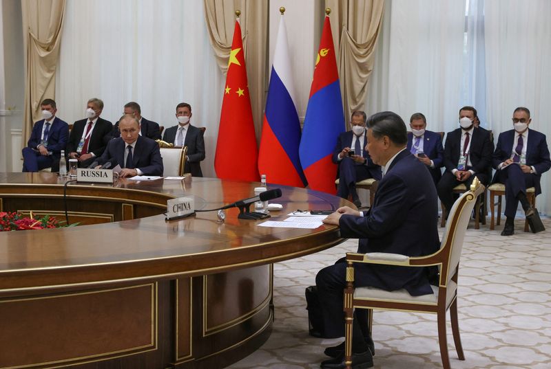 © Reuters. Chinese President Xi Jinping and Russian President Vladimir Putin attend a trilateral meeting with Mongolian President Ukhnaa Khurelsukh on the sidelines of the Shanghai Cooperation Organization (SCO) summit in Samarkand, Uzbekistan September 15, 2022. Sputnik/Alexandr Demyanchuk/Pool via REUTERS 